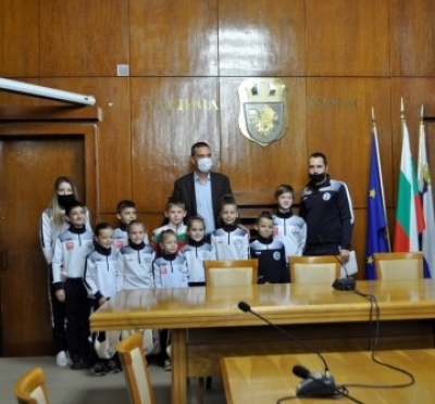 Кметът Николов поздрави малките състезатели по спортна гимнастика на клуб „Черноморец"