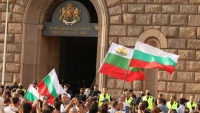 Протест срещу освобождаването на мъжете, които изпочупиха колата на майка с деца
