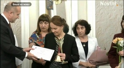 ИНЖ.ПЕТЯ ЖЕЛЕВА ОТ БУРГАС ПОЛУЧИ ОТЛИЧИЕ "УЧИТЕЛ НА ГОДИНАТА" ЛИЧНО ОТ ПРЕЗИДЕНТА РУМЕН РАДЕВ