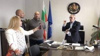 ММА състезатели нахлуха в спортното министерство, Кузманов се срещна с тях 