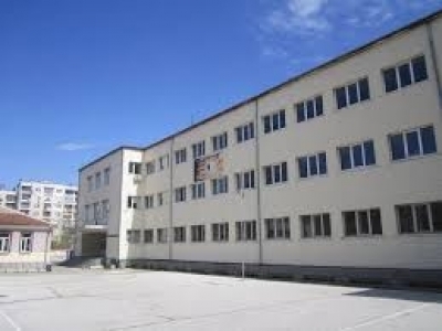 Бой между ученички по време на междучасие, очевидци снимат без да се намесят
