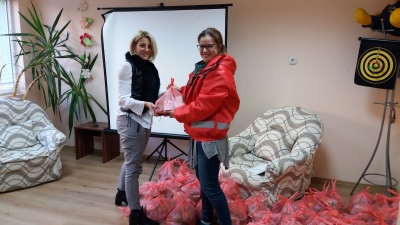200 хранителни пакета бяха раздадени на деца в риск 