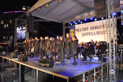 Декемврийска сцена на площад „Тройката“ дава възможност за изява на таланти