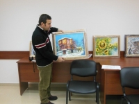 Художникът Румен Райнов подреди картини в Апелативния съд 