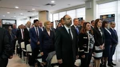 Преди сесията на местния парламент в Бургас: Медицински сестри мерят температурата на съветниците  