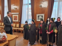 Коледари посетиха общината