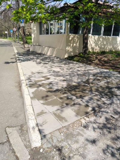 Поправят повредени тротоари из целия град 