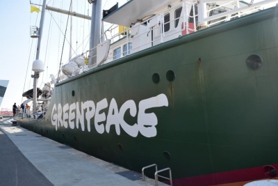 „Rainbow Warrior” акостира в пристанище Бургас