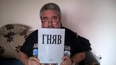 Писателят Ангел Хаджипопгеоргиев: Не се ли ръкувате с брадата жена или мъж с гърди, може да бъдете осъден