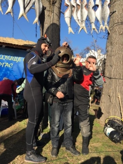 Гмуркане с ретро екипировка показват водолази на Никулден