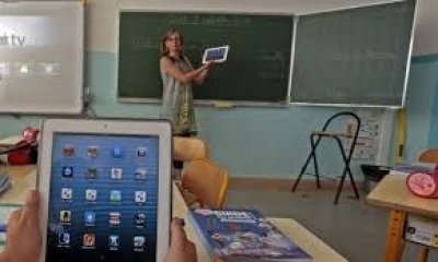 Раздават лаптопи на деца и учители