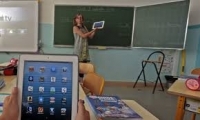 Раздават лаптопи на деца и учители