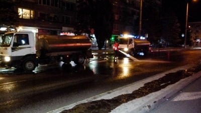 Започнаха да мият улиците след тежката зима
