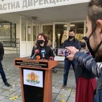 Задържаха двама в Карнобат за телефонна измама 