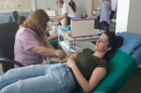 Абитуриенти празнуват завършването с колективно кръводаряване