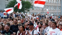 Хиляди почетоха загиналия в протестите срещу Лукашенко Алекасндър Тарайковски