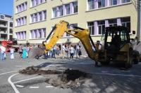 Започна строителството на модерен физкултурен салон  в двора на Търговската гимназия