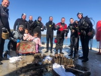 Водолази извадиха десетки килограми отпадъци от морето край Моста