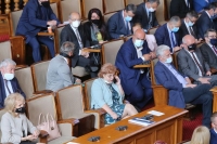 Въпреки препоръките и глобите: Част от депутатите пак са без маски