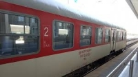 Нападнаха влак с камъни, две момичета в болница 
