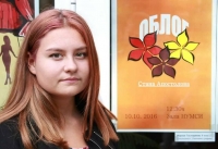 Ученичка от Музикалното с изложба в БСУ