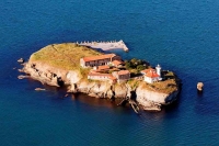 Водосвет и диско парти за празника на Остров Св. Анастасия 