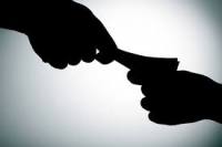 Бивш японски министър на правосъдието е арестуван за купуване на гласове 